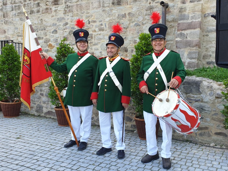 Die Stadtsoldaten präsentieren ihre neuen Uniformen (Bild: Marc Stümmler)